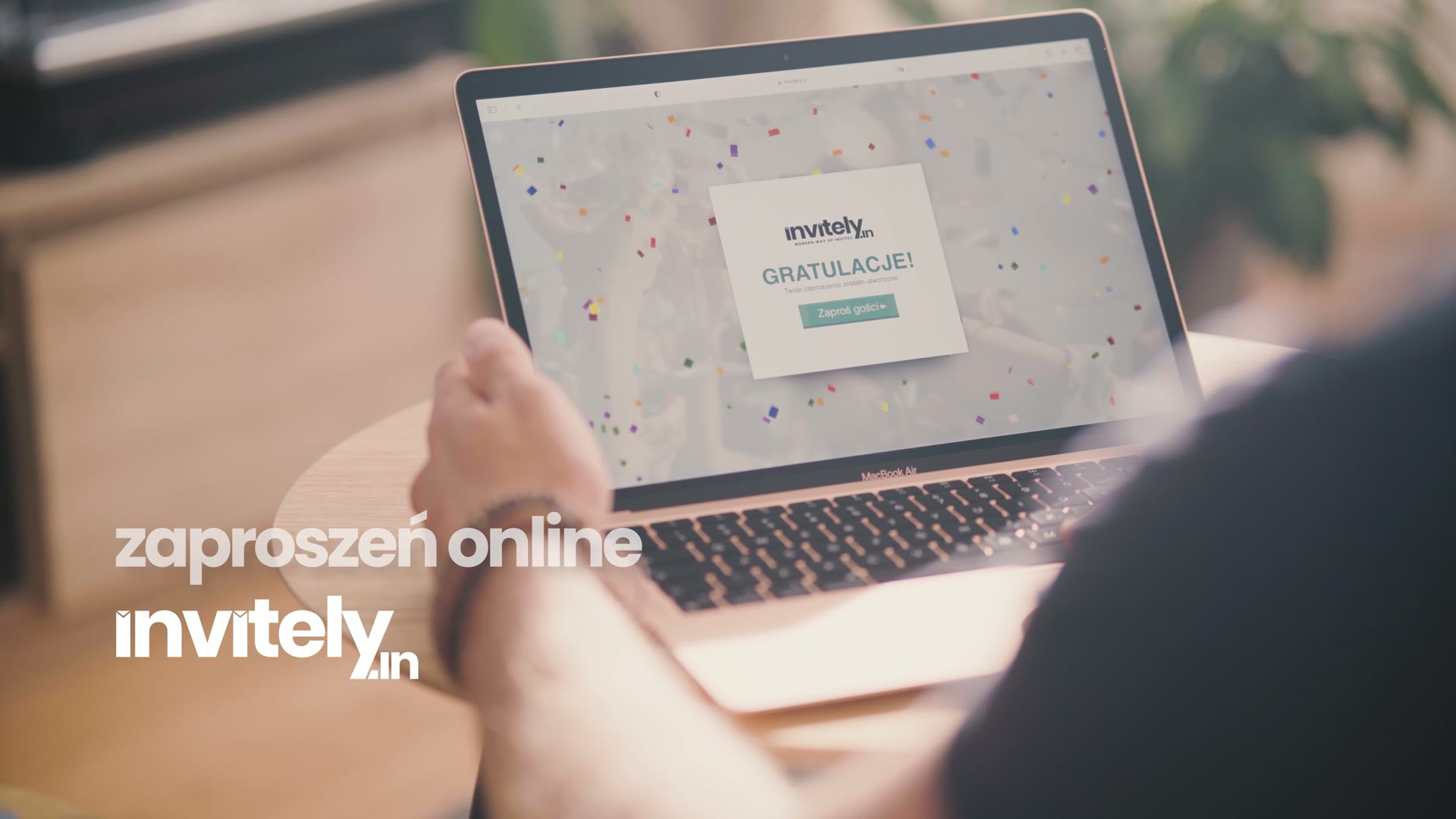 Kadr z filmu: laptop z zaproszeniem invitely